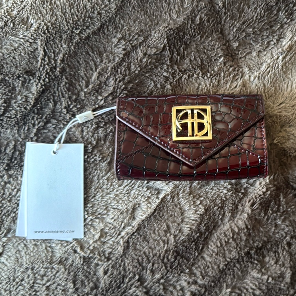 Elegant Brown Crocodile-Embossed Women's Wallet - Picture 3 of 6